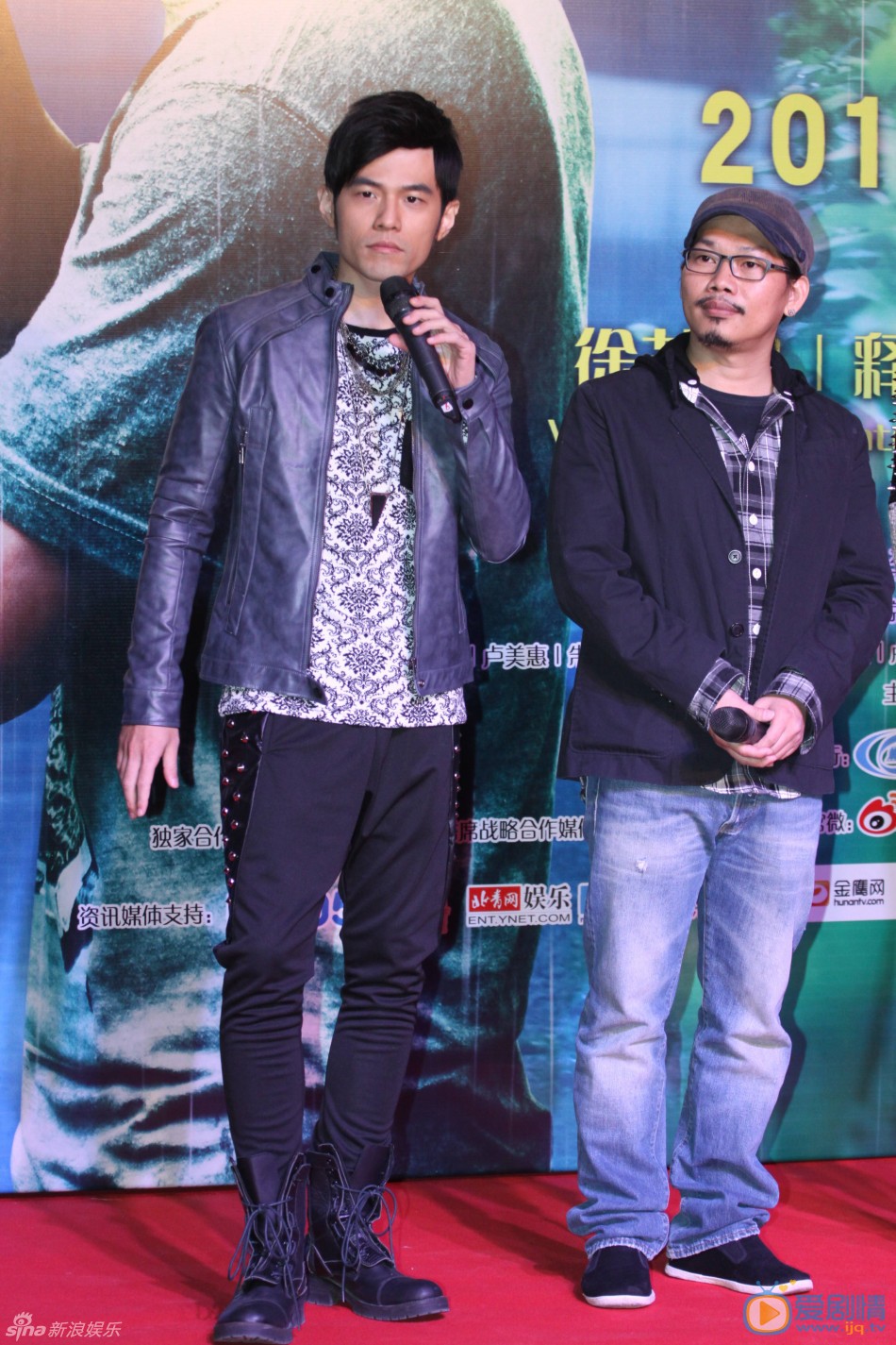 周杰伦、方文山 12月11日，才子方文山首次执导的青春爱情电影《听见下雨的声音》，在北京举办全国首映礼，好友周杰伦特意前来助阵。