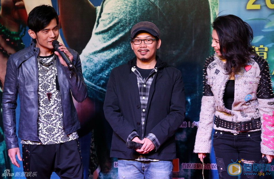周杰伦、方文山、徐若u 12月11日，才子方文山首次执导的青春爱情电影《听见下雨的声音》，在北京举办全国首映礼，好友周杰伦特意前来助阵。