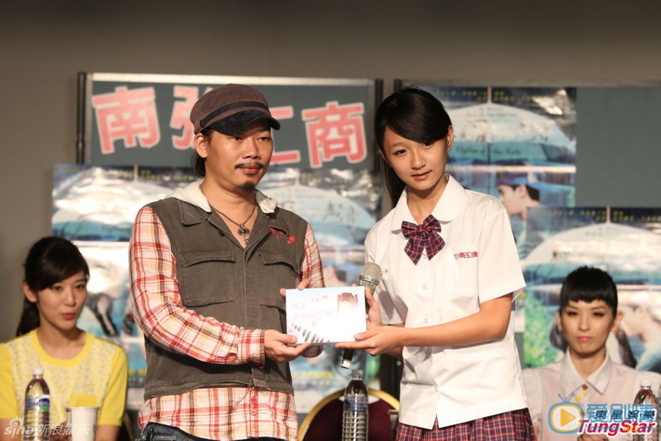 方文山、许雅涵9月16日，方文山首部导演的电影长片《听见下雨的声音》即将上映，他带着演员进校园宣传。方文山笑说拍电影最大的改变，就是人变得开朗起来。许雅涵表示想向方文山学习。