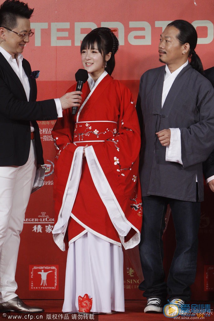 徐若u、方文山 12月11日，才子方文山首次执导的青春爱情电影《听见下雨的声音》，在北京举办全国首映礼，好友周杰伦特意前来助阵。