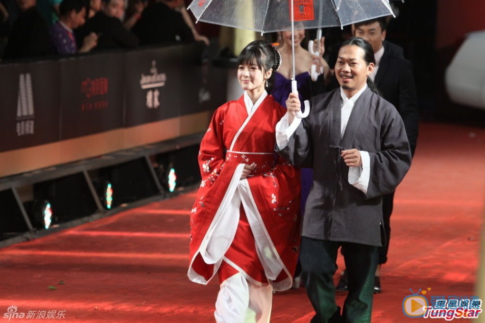 方文山 12月11日，才子方文山首次执导的青春爱情电影《听见下雨的声音》，在北京举办全国首映礼，好友周杰伦特意前来助阵。