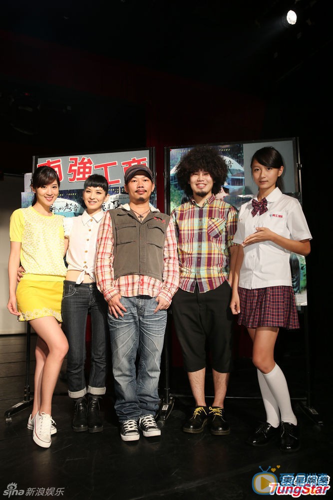 张鲁一、李晖、方文山亮相红毯 1月15日，2013中国时尚大典在北京举行。该活动由北京电视台和时尚传媒集团联袂打造。其中“梦圆时刻”的主题明星走秀活动为引发了媒体与观众的广泛关注。