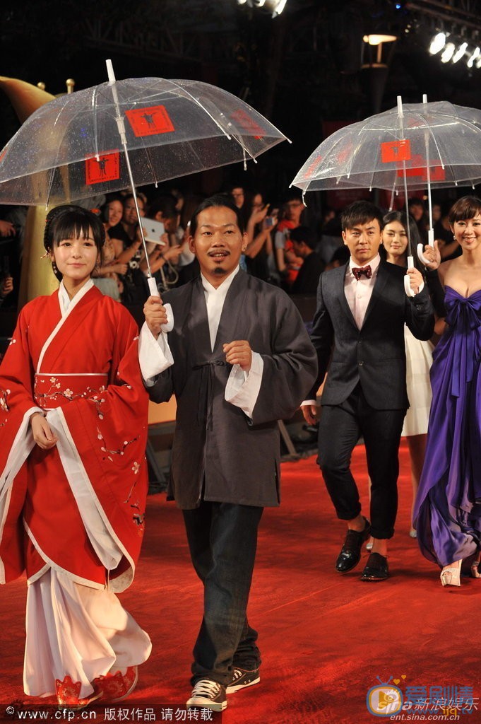 《听见下雨的声音》方文山和徐娇 6月23日，第16届上海国际电影节于上海文化广场落下帷幕，新浪娱乐全程直播。图为《听见下雨的声音》方文山携徐娇释小龙亮相。