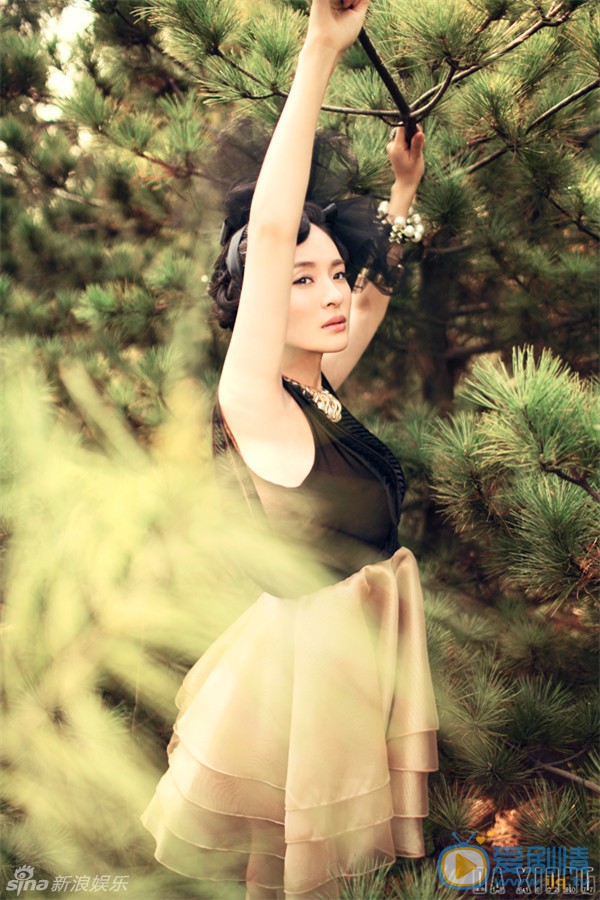 于越杂志写真 于越化身森林精灵尽显妖娆身姿 近日，在《渗透》中成功出演军统交际花的于越曝光了华丽写真。于越置身于丛林深处，花朵蓬裙下展露修长玉腿，妩媚姿态尽展迷人复古风情。