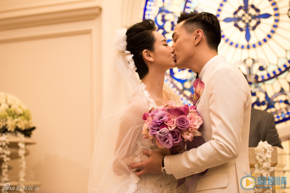 戚薇美国嫁李承铉 微博甜称：人妻美国西部时间9月8日下午17时08分，韩星李承铉与内地女星戚薇在拉斯维加斯凯撒皇宫小教堂举行婚礼。婚礼当天，戚薇穿着设计师卜柯文的订制婚纱，女人味十足。新郎李承铉亲自订制了来自外太空的Darry Ring罕见黑钻迎娶新娘，兑现“一生唯一真爱”的承诺。