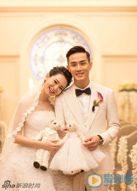 戚薇美国嫁李承铉 微博甜称：人妻美国西部时间9月8日下午17时08分，韩星李承铉与内地女星戚薇在拉斯维加斯凯撒皇宫小教堂举行婚礼。婚礼当天，戚薇穿着设计师卜柯文的订制婚纱，女人味十足。新郎李承铉亲自订制了来自外太空的Darry Ring罕见黑钻迎娶新娘，兑现“一生唯一真爱”的承诺。