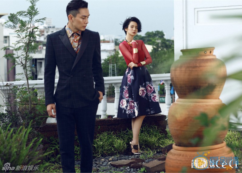 戚薇李承铉花园合照 近日，戚薇李承铉拍摄时尚大片。一向爱搞怪耍酷的戚薇，这次更是携人夫李承铉将异域风情、街头随性、优雅性感一举囊括，轻松玩转各种风格。