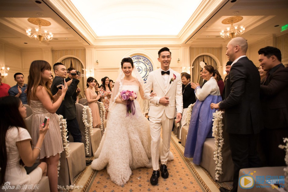 戚薇李承铉玩游戏 近期在拉斯维加斯闪电完婚的戚薇李承铉夫妇，曝光了新歌《Lucky Lucky》不同版本的预告花絮。今日新歌甜蜜吃货版预告片曝光，羡煞旁人。