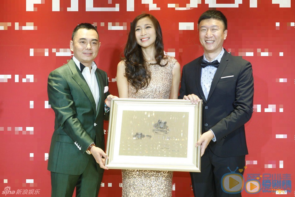 孙红雷妻子王骏迪 孙红雷和王骏迪大婚高清组图 10月9日，孙红雷婚后携妻子首度亮相。新婚燕尔的两人十指紧扣，大秀甜蜜。孙红雷还自曝自己是“妻管严”，钱由老婆管，还称现在随时准备新生命的到来 孙红雷和王骏迪相恋七年终于修成正果！