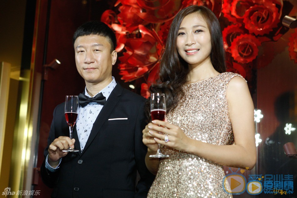 孙红雷妻子王骏迪 孙红雷和王骏迪大婚高清组图 10月9日，孙红雷婚后携妻子首度亮相。新婚燕尔的两人十指紧扣，大秀甜蜜。孙红雷还自曝自己是“妻管严”，钱由老婆管，还称现在随时准备新生命的到来 孙红雷和王骏迪相恋七年终于修成正果！