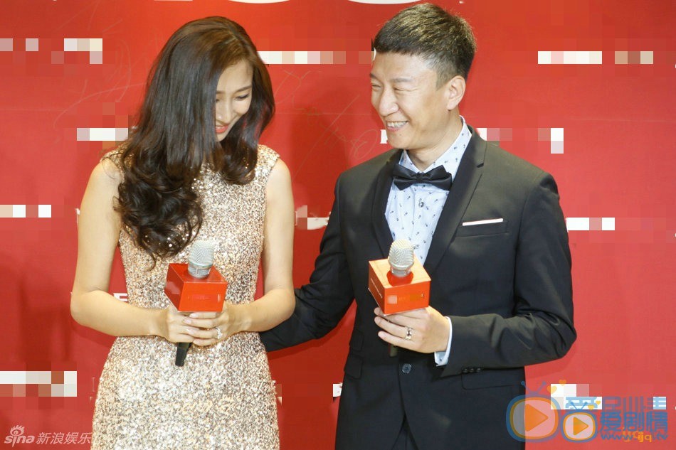 孙红雷妻子王骏迪 孙红雷和王骏迪大婚高清组图 10月9日，孙红雷婚后携妻子首度亮相。新婚燕尔的两人十指紧扣，大秀甜蜜。孙红雷还自曝自己是“妻管严”，钱由老婆管，还称现在随时准备新生命的到来 孙红雷和王骏迪相恋七年终于修成正果！