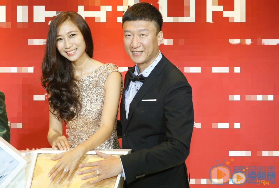 孙红雷妻子王骏迪 孙红雷和王骏迪大婚高清组图 10月9日，孙红雷婚后携妻子首度亮相。新婚燕尔的两人十指紧扣，大秀甜蜜。孙红雷还自曝自己是“妻管严”，钱由老婆管，还称现在随时准备新生命的到来 孙红雷和王骏迪相恋七年终于修成正果！