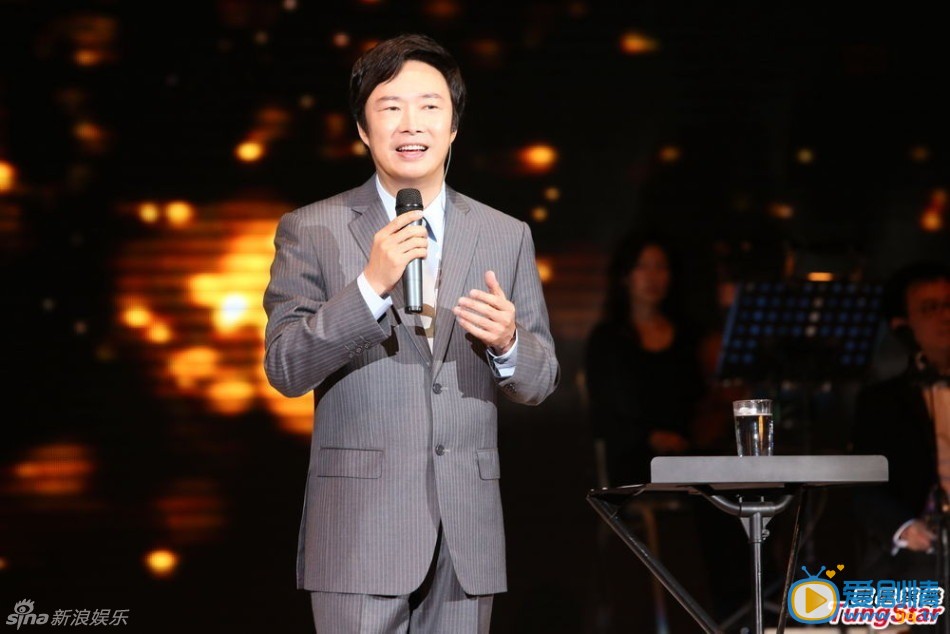 费玉清个人写真 费玉清生活照 费玉清最终场演唱会 “小哥”费玉清台北2013年个人巡回最终场演唱会。小哥今年17场巡回演唱会，他因为走不出丧母之痛，决定将连续11年的巡回演唱会在今年画下句点。