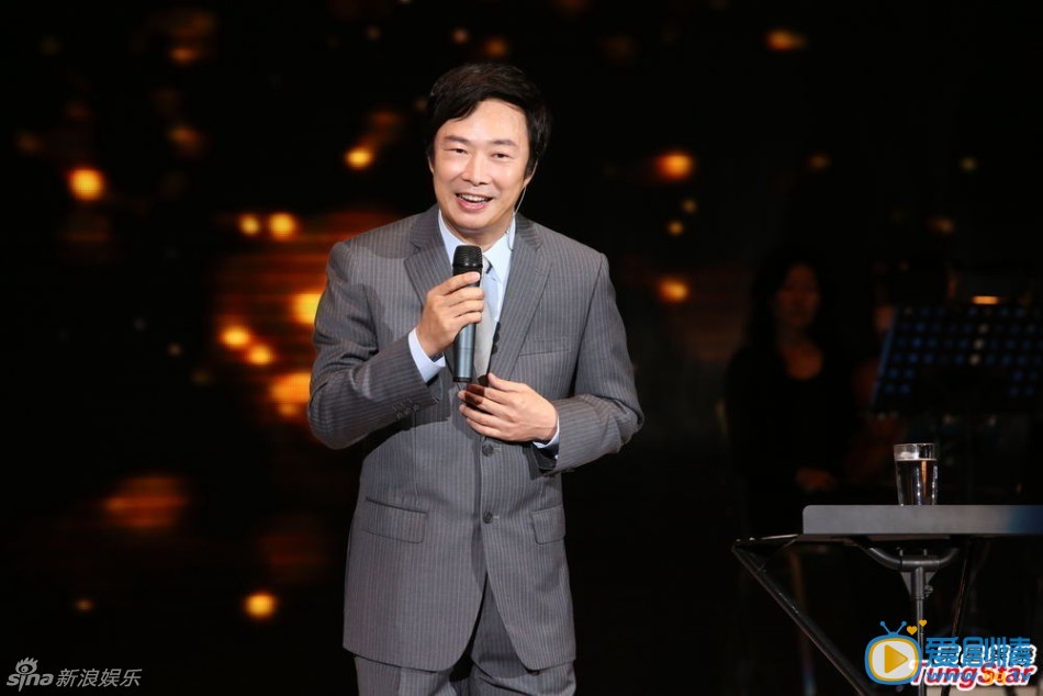 费玉清个人写真 费玉清生活照 费玉清最终场演唱会 “小哥”费玉清台北2013年个人巡回最终场演唱会。小哥今年17场巡回演唱会，他因为走不出丧母之痛，决定将连续11年的巡回演唱会在今年画下句点。