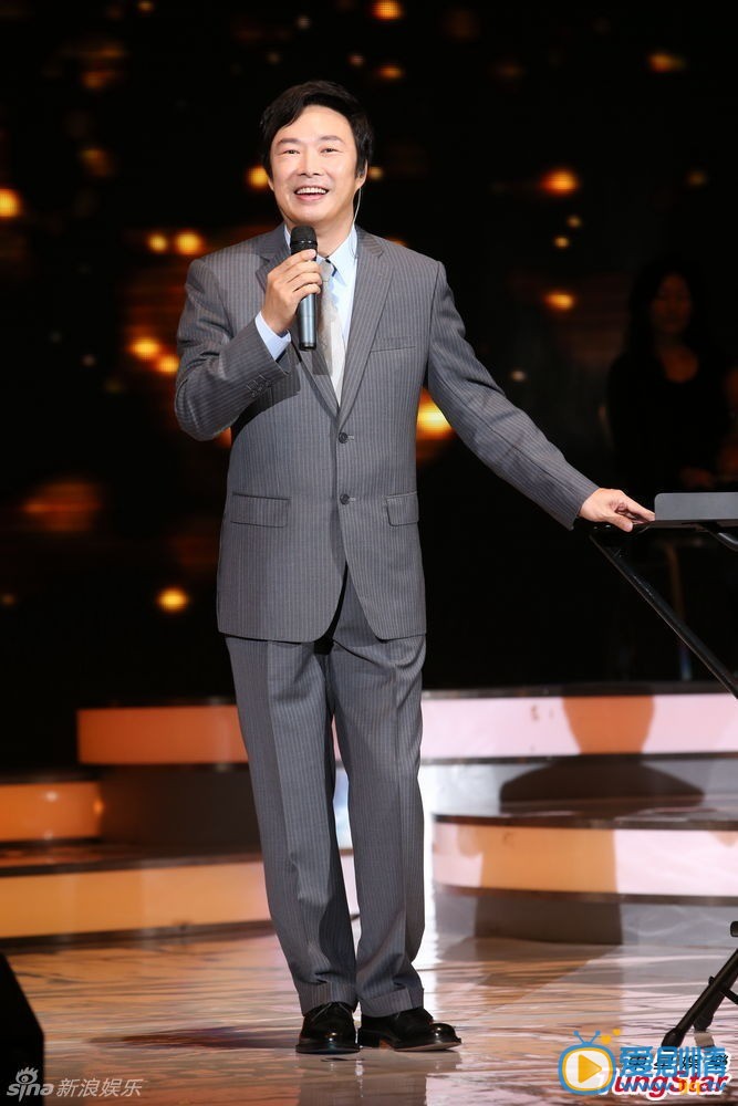 费玉清个人写真 费玉清生活照 费玉清最终场演唱会 “小哥”费玉清台北2013年个人巡回最终场演唱会。小哥今年17场巡回演唱会，他因为走不出丧母之痛，决定将连续11年的巡回演唱会在今年画下句点。