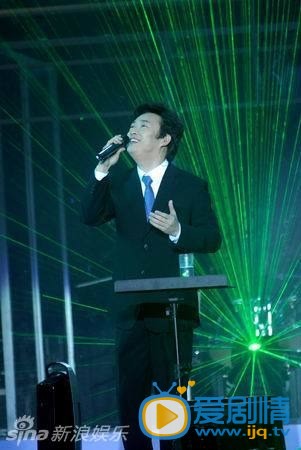 费玉清个人写真 费玉清生活照 费玉清演唱标配：头微抬 嘴微笑 万千歌手为拥有动听歌声而努力，但如果没有自己的范儿也很难在歌坛占有一席之地。新浪音乐盘点歌手表演范儿，湿身、嘶吼、狂甩头，哪个才最牛？