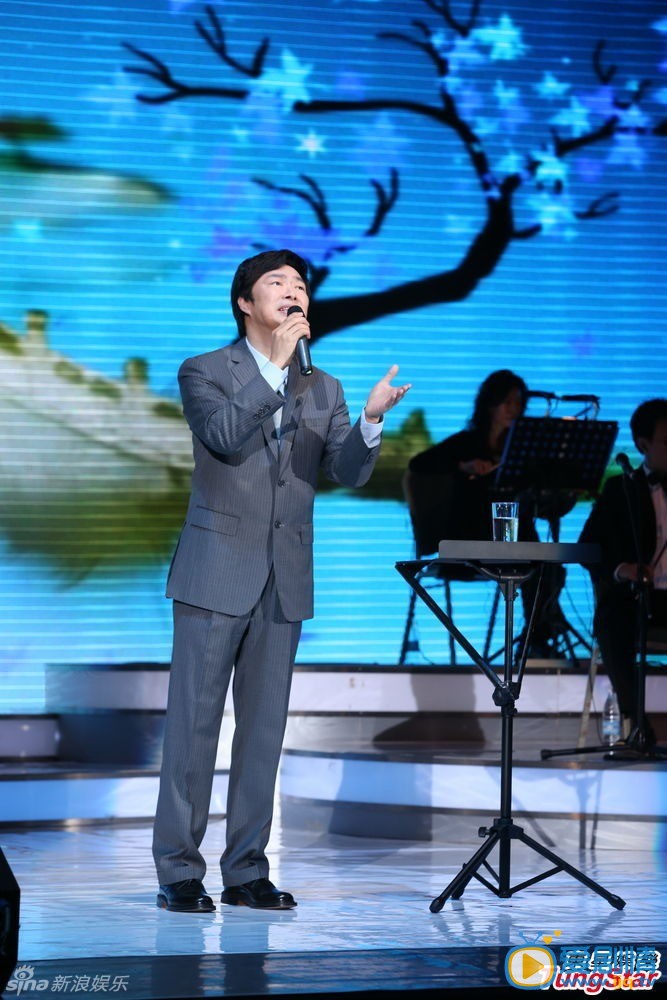 费玉清个人写真 费玉清生活照 费玉清最终场演唱会 “小哥”费玉清台北2013年个人巡回最终场演唱会。小哥今年17场巡回演唱会，他因为走不出丧母之痛，决定将连续11年的巡回演唱会在今年画下句点。