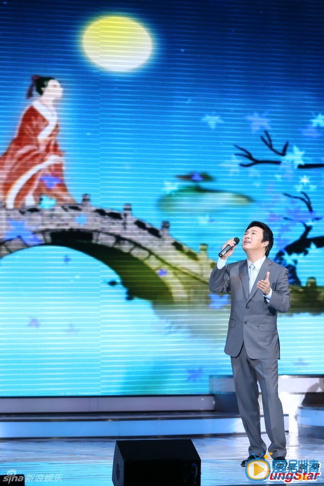 费玉清个人写真 费玉清生活照 费玉清最终场演唱会 “小哥”费玉清台北2013年个人巡回最终场演唱会。小哥今年17场巡回演唱会，他因为走不出丧母之痛，决定将连续11年的巡回演唱会在今年画下句点。
