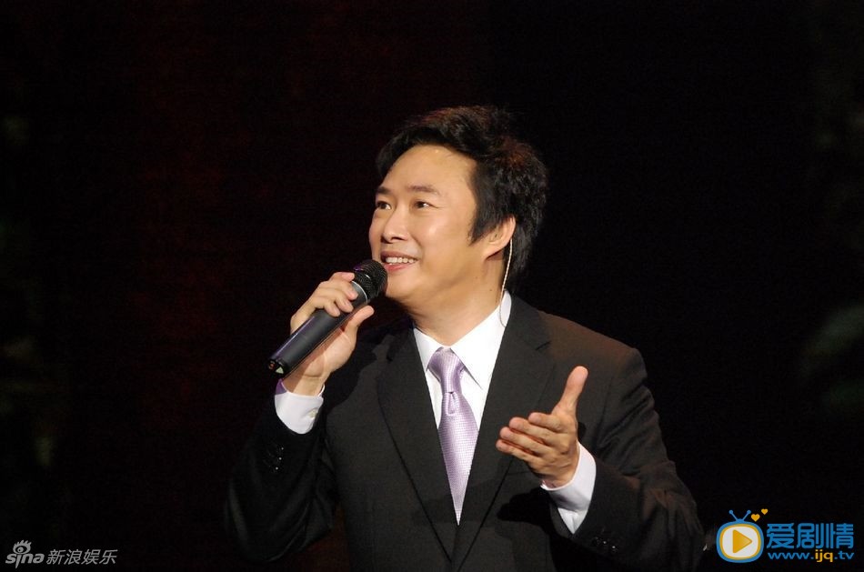 费玉清个人写真 费玉清生活照 费玉清演唱标配：头微抬 嘴微笑 万千歌手为拥有动听歌声而努力，但如果没有自己的范儿也很难在歌坛占有一席之地。新浪音乐盘点歌手表演范儿，湿身、嘶吼、狂甩头，哪个才最牛？