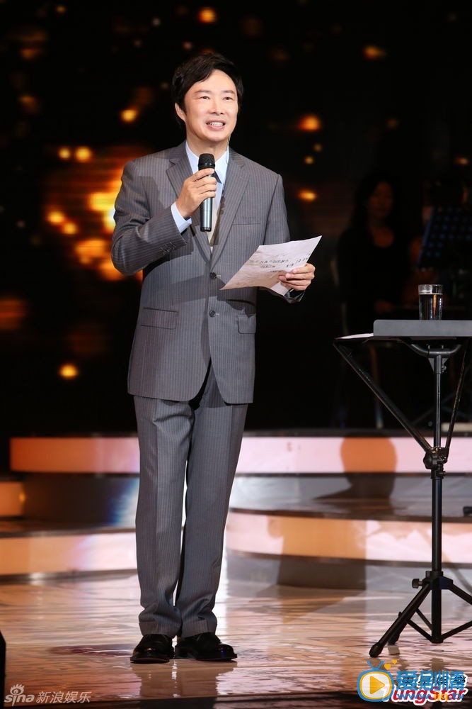 费玉清个人写真 费玉清生活照 费玉清最终场演唱会 “小哥”费玉清台北2013年个人巡回最终场演唱会。小哥今年17场巡回演唱会，他因为走不出丧母之痛，决定将连续11年的巡回演唱会在今年画下句点。