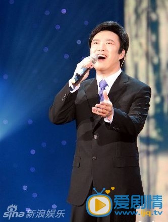 费玉清个人写真 费玉清生活照 费玉清演唱标配：头微抬 嘴微笑 万千歌手为拥有动听歌声而努力，但如果没有自己的范儿也很难在歌坛占有一席之地。新浪音乐盘点歌手表演范儿，湿身、嘶吼、狂甩头，哪个才最牛？