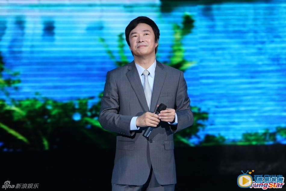 费玉清个人写真 费玉清生活照 费玉清最终场演唱会 “小哥”费玉清台北2013年个人巡回最终场演唱会。小哥今年17场巡回演唱会，他因为走不出丧母之痛，决定将连续11年的巡回演唱会在今年画下句点。