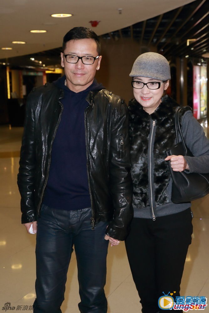 苗侨伟生活照 苗侨伟高清写真 苗侨伟生活照 苗侨伟戚美珍 乐坛校长谭咏麟（阿伦）设宴筵开38席，庆祝入行40周年，老友曾志伟、陈百祥（叻哥）、蔡一智、蔡一杰等均有到场。TUNGSTAR文并图