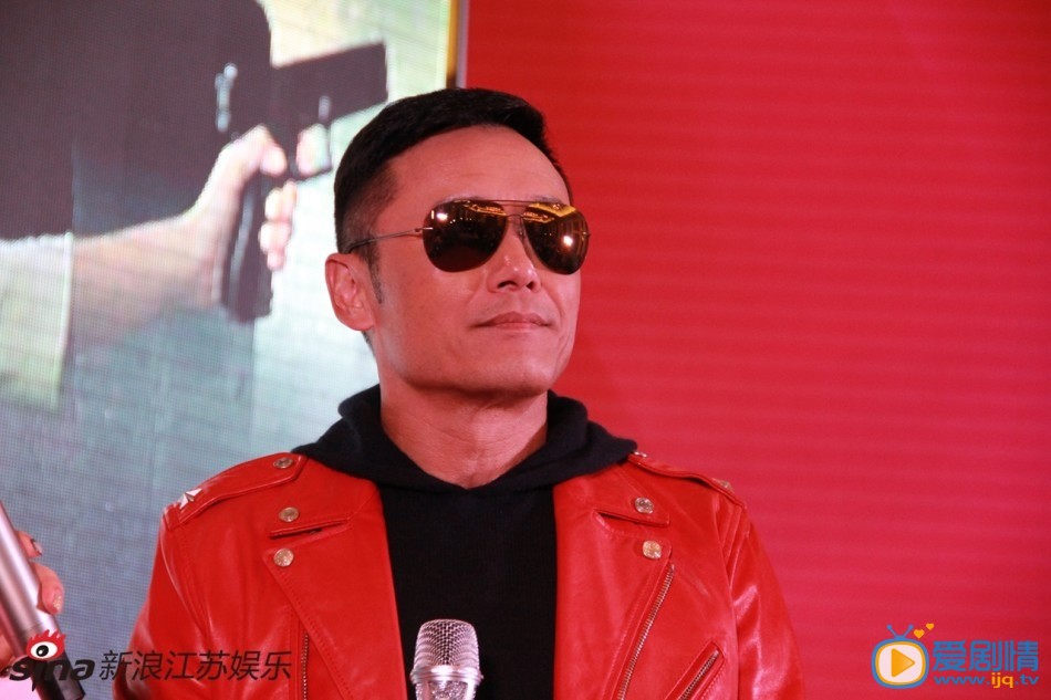 苗侨伟参加活动 苗侨伟高清写真 苗侨伟生活照 卓Sir苗侨伟帅气亮相南京 分享保养秘诀12月27日，大热港剧《使徒行者》中的卓Sir苗侨伟一身红色皮衣现身碧桂园凤凰城，和大家一起做起了番茄饭。还彰显“暖男”风范，亲自盛饭为大家送上了自己制作的美味。现场粉丝惊叫连连，男神分享保养秘方：活在当下，开心就好。