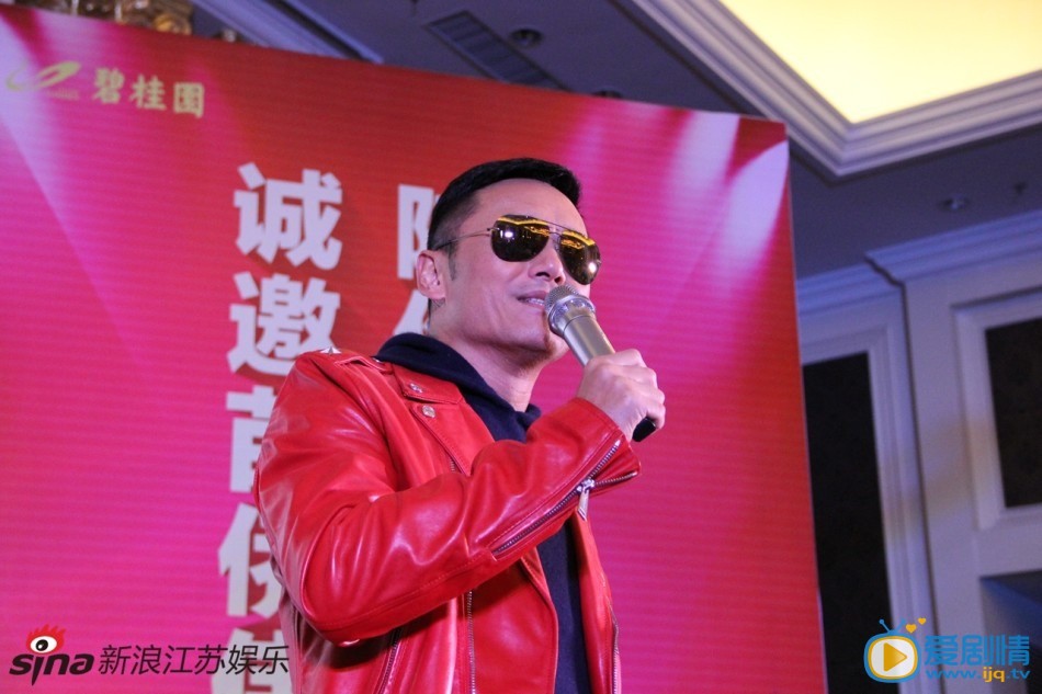 苗侨伟参加活动 苗侨伟高清写真 苗侨伟生活照 卓Sir苗侨伟帅气亮相南京 分享保养秘诀12月27日，大热港剧《使徒行者》中的卓Sir苗侨伟一身红色皮衣现身碧桂园凤凰城，和大家一起做起了番茄饭。还彰显“暖男”风范，亲自盛饭为大家送上了自己制作的美味。现场粉丝惊叫连连，男神分享保养秘方：活在当下，开心就好。