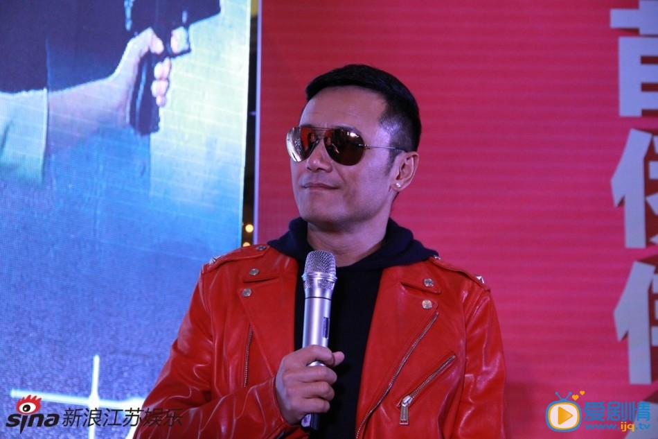 苗侨伟参加活动 苗侨伟高清写真 苗侨伟生活照 卓Sir苗侨伟帅气亮相南京 分享保养秘诀12月27日，大热港剧《使徒行者》中的卓Sir苗侨伟一身红色皮衣现身碧桂园凤凰城，和大家一起做起了番茄饭。还彰显“暖男”风范，亲自盛饭为大家送上了自己制作的美味。现场粉丝惊叫连连，男神分享保养秘方：活在当下，开心就好。