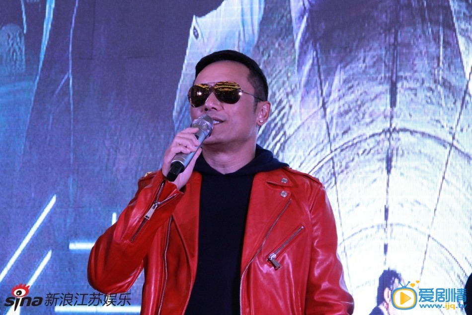 苗侨伟参加活动 苗侨伟高清写真 苗侨伟生活照 卓Sir苗侨伟帅气亮相南京 分享保养秘诀12月27日，大热港剧《使徒行者》中的卓Sir苗侨伟一身红色皮衣现身碧桂园凤凰城，和大家一起做起了番茄饭。还彰显“暖男”风范，亲自盛饭为大家送上了自己制作的美味。现场粉丝惊叫连连，男神分享保养秘方：活在当下，开心就好。