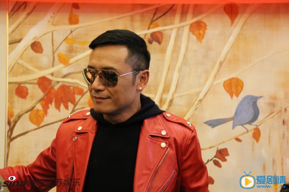 苗侨伟参加活动 苗侨伟高清写真 苗侨伟生活照 卓Sir苗侨伟帅气亮相南京 分享保养秘诀12月27日，大热港剧《使徒行者》中的卓Sir苗侨伟一身红色皮衣现身碧桂园凤凰城，和大家一起做起了番茄饭。还彰显“暖男”风范，亲自盛饭为大家送上了自己制作的美味。现场粉丝惊叫连连，男神分享保养秘方：活在当下，开心就好。