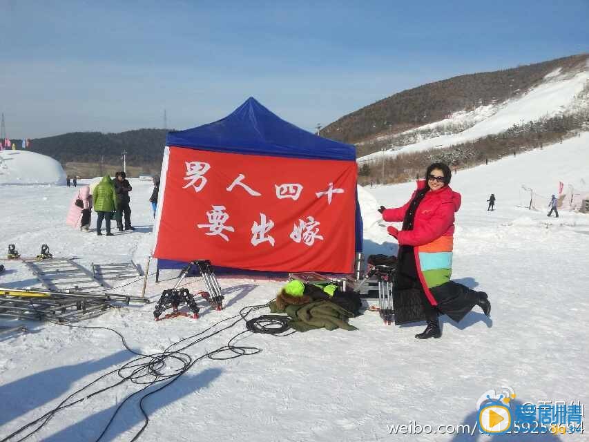 于月仙剧照 于月仙写真 于月仙剧照 于月仙俏皮 近日，一组赵本山小姨子于月仙与老公张学松在雪地为拍新剧秀恩爱的照片曝光。据悉，两人是为由本山传媒打造的新电视剧《男人四十、要出嫁》做宣传。