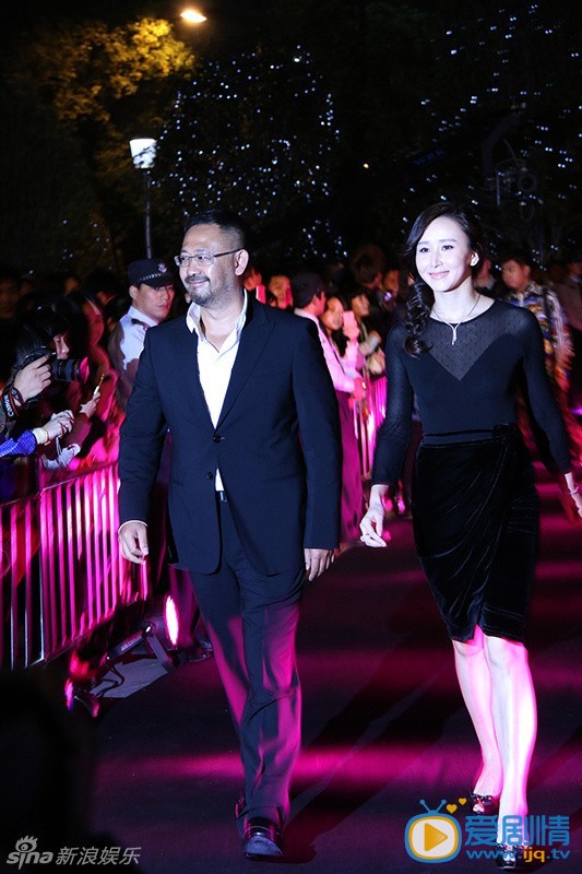 胡静活动照 胡静笑容甜美 日前，备受瞩目的世界精英模特大赛全球总决赛在深圳落幕，胡静胡静一身黑衣裙装亮相，吸引了众人目光，为当晚的赛事更添星光。除胡静外，“硬汉”姜武以及超模刘雯也亲临现场为其助阵。
