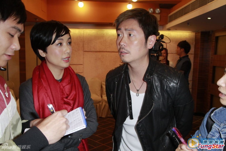 以和为贵高清剧照  江美仪 李思捷 徐子珊、马德钟、李思捷、江美仪等亮相《以和为贵》收工饭局，徐子珊朴素，江美仪携母亲亮相，抱靓狗笑开怀。