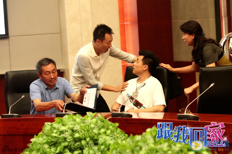 以和为贵高清剧照  家人劝阻家柱将研发成果卖给外资公司 《跟我回家》作为一部家庭剧，它不但收获&ldquo;最接地气&rdquo;的赞誉，还让观众从剧中领悟到&ldquo;以和为贵&rdquo;的道理。