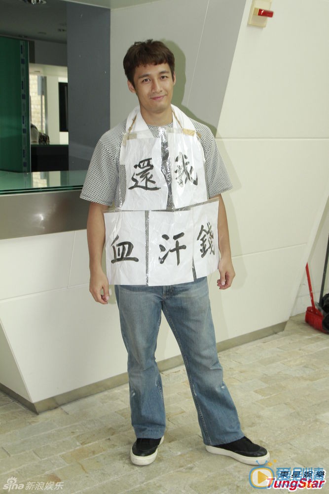 以和为贵高清剧照  翟威廉 马德钟、翟威廉、李思捷等为主演的TVB《以和为贵》拍摄示威份戏。为新剧于手上划假纹身的马德钟，表示为赶拍戏份，已连续三天只睡数小时