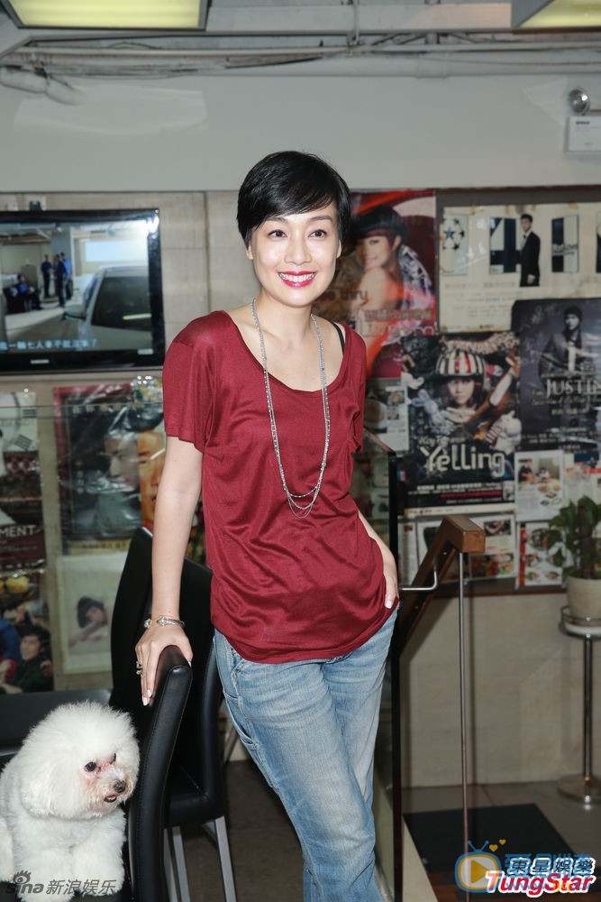 江美仪活动照 江美仪高清写真 江美仪生活照 江美仪 2月25日，吴镇宇、江美仪、佘诗曼和张智霖等出席电影《n上云宵》庆功宴活动，而TVB层乐易玲也盛装赴会。
