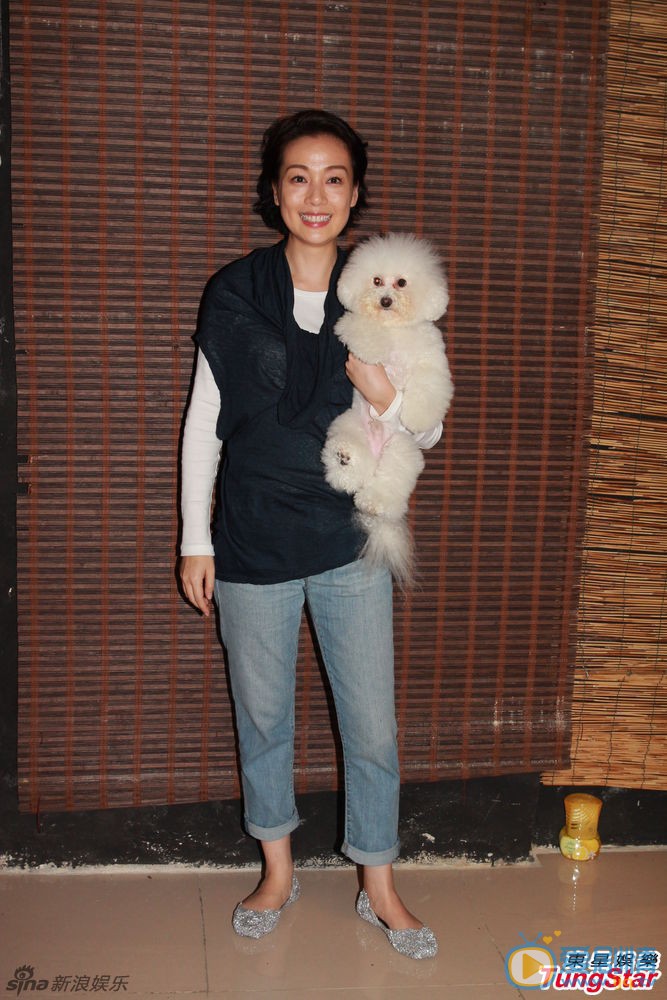 江美仪活动照 江美仪高清写真 江美仪生活照 江美仪 6月21日，佘诗曼出席《驯龙记2》在澳门举行的首映礼，一身低胸蝴蝶装别有韵味。谈到小朋友时，佘诗曼说如果自己生了小孩，会考虑推出娱乐圈。