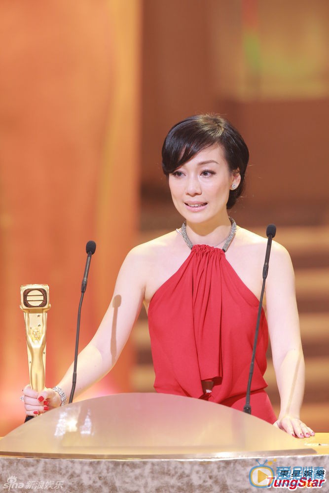 江美仪活动照 江美仪高清写真 江美仪生活照 伍咏薇 江美仪 伍咏薇将与江美仪合演舞台剧《嬉春酒店》，伍姑娘表示如今已彩排得如火如荼，而自己因为患上肠胃炎要看医生，不过相信体力上是没问题。
