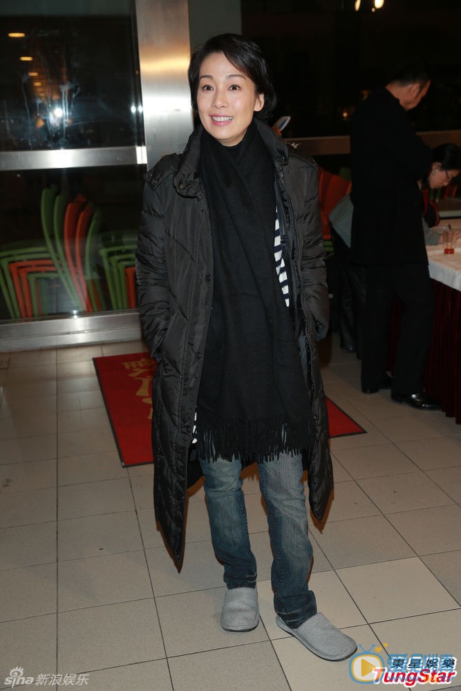 江美仪活动照 江美仪高清写真 江美仪生活照 江美仪休闲装扮 2月11日香港，黄子华、田蕊妮和张智霖等出席TVB台庆欢宴活动。黄子华表示希望有机会跟周润发合作拍剧。张智霖再度澄清颁奖礼当日被说不开心是误会。