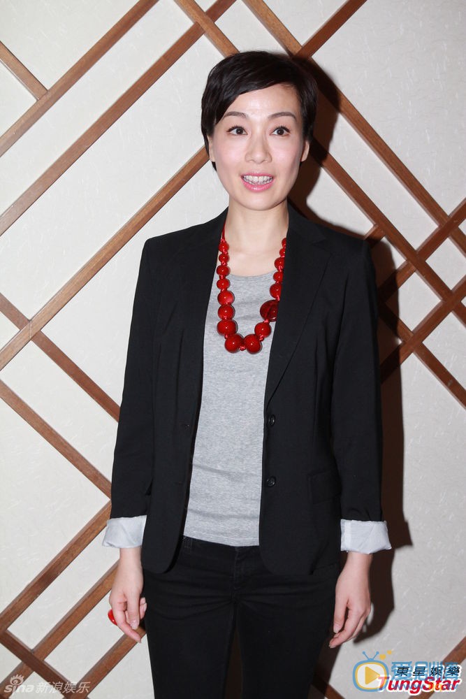 江美仪活动照 江美仪高清写真 江美仪生活照 伍咏薇 江美仪 伍咏薇将与江美仪合演舞台剧《嬉春酒店》，伍姑娘表示如今已彩排得如火如荼，而自己因为患上肠胃炎要看医生，不过相信体力上是没问题。