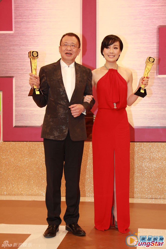 江美仪颁奖仪式 江美仪高清写真 江美仪生活照 许绍雄 江美仪分别获得最佳男配、女配 12月16日晚，香港TVB2013台庆颁奖礼举行，图为：江美仪凭《冲上云霄2》获最佳女配。