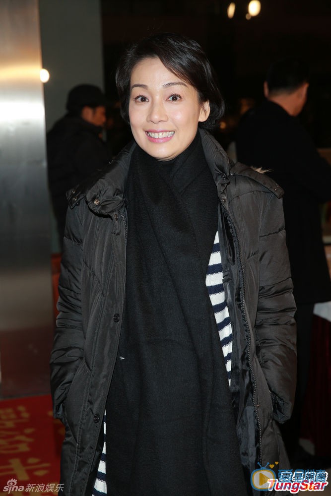 江美仪活动照 江美仪高清写真 江美仪生活照 马国明、朱璇、江美仪电影《冲上云霄》于2月8日在上海举行媒体见面会，主演吴镇宇、佘诗曼、江美仪、马国明、朱璇等出席了活动。吴镇宇在片中再次出演SAM唐，他表示与电视版不同的是这次线索没有那么复杂，只需要好好专注谈恋爱，他还笑称很享受和郑秀文在片中眉来眼去的暧昧情缘。