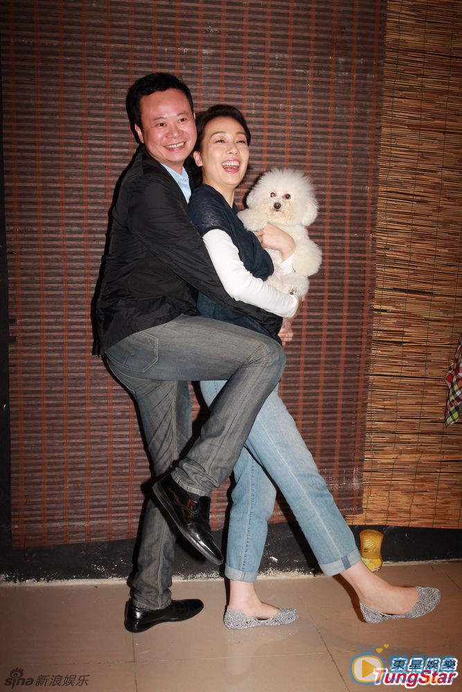 江美仪活动照 江美仪高清写真 江美仪生活照 江美仪便装现身 4月17日庄思敏、江美仪、吴君祥、kawaii等在长沙湾大中华饭店为梁思浩举行生日宴，梁思浩在受访其间提及过往在TVB的经历时，一时感概落泪。