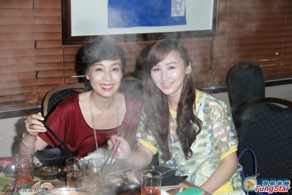 江美仪活动照 江美仪高清写真 江美仪生活照 江美仪、高海宁 佘诗曼等25日晚为《使徒行者》出席首播饭局。佘诗曼坦言对新剧收视有信心，提到林峰，则为他恋情开心。而被网友恶搞照片的高海宁则感到尴尬。