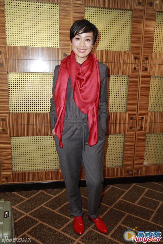江美仪活动照 江美仪高清写真 江美仪生活照 江美仪 徐子珊、马德钟、李思捷、江美仪等亮相《以和为贵》收工饭局，徐子珊朴素，江美仪携母亲亮相，抱靓狗笑开怀。