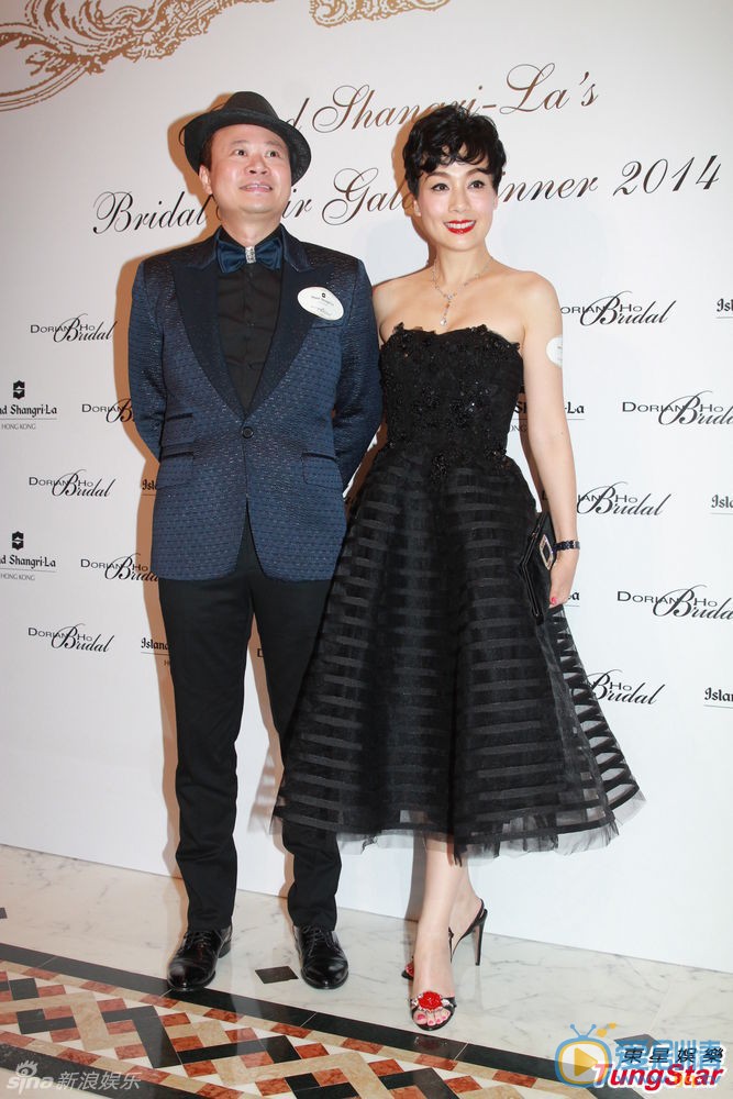 江美仪活动照 江美仪高清写真 江美仪生活照 江美仪 吴君祥 设计师何国钲举办婚纱时装展和晚宴,邝美云、马德钟夫妇、陈法蓉、陈凯琳一家、谷祖琳、丁子高、赵茜、盛品儒及女友蔡一凤等亮相。活动以五十年代服饰为主题。