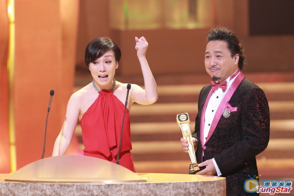 江美仪活动照 江美仪高清写真 江美仪生活照 伍咏薇 江美仪 伍咏薇将与江美仪合演舞台剧《嬉春酒店》，伍姑娘表示如今已彩排得如火如荼，而自己因为患上肠胃炎要看医生，不过相信体力上是没问题。