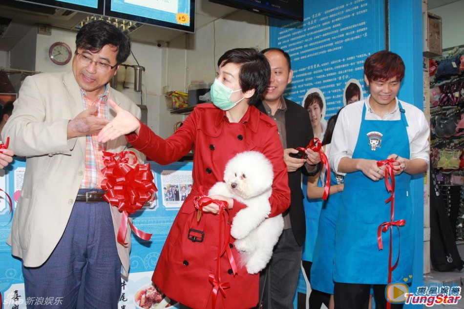 江美仪活动照 江美仪高清写真 江美仪生活照 江美仪激光祛疤带口罩 江美仪与森美出席活动，素江美仪手抱爱狗现身，做完激光去斑的美仪特意戴上口罩，但仍外露点点焦痕。她表示这次放长假直至九月，打算每个月去一趟旅行。